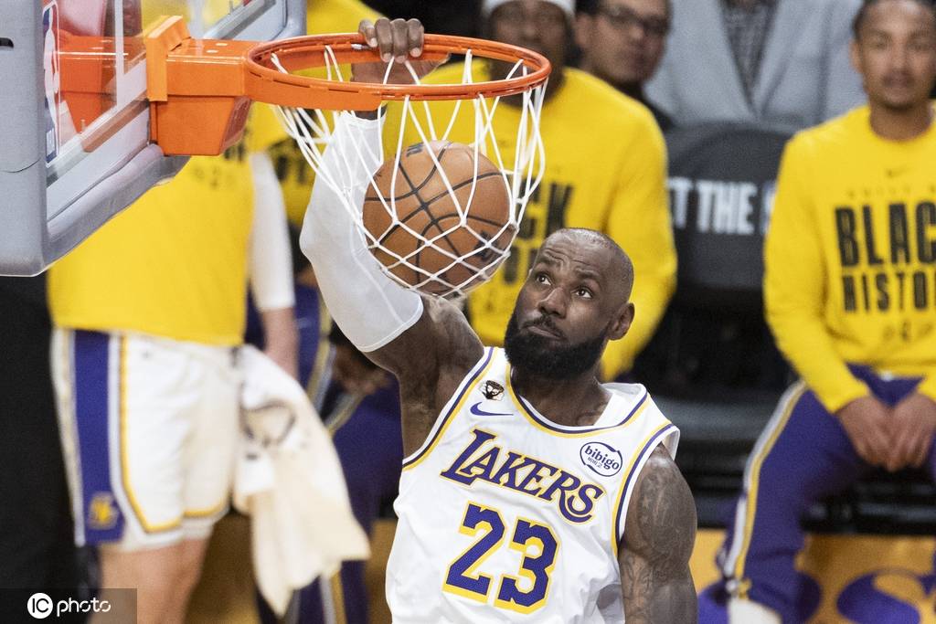 1600场！43000分！詹姆斯战绿军20+4+5 再破2神奇纪录